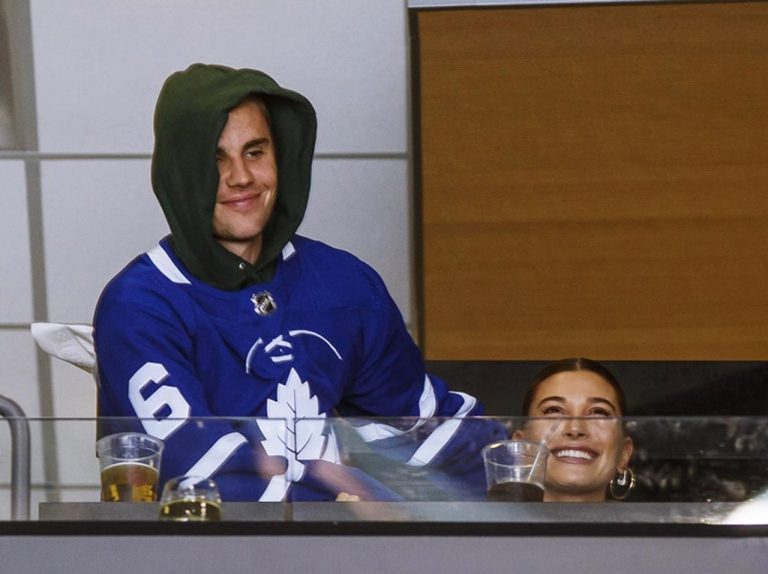 ジャスティン・ビーバー、キスカムを向けられ妻ヘイリーと「濃厚キス」