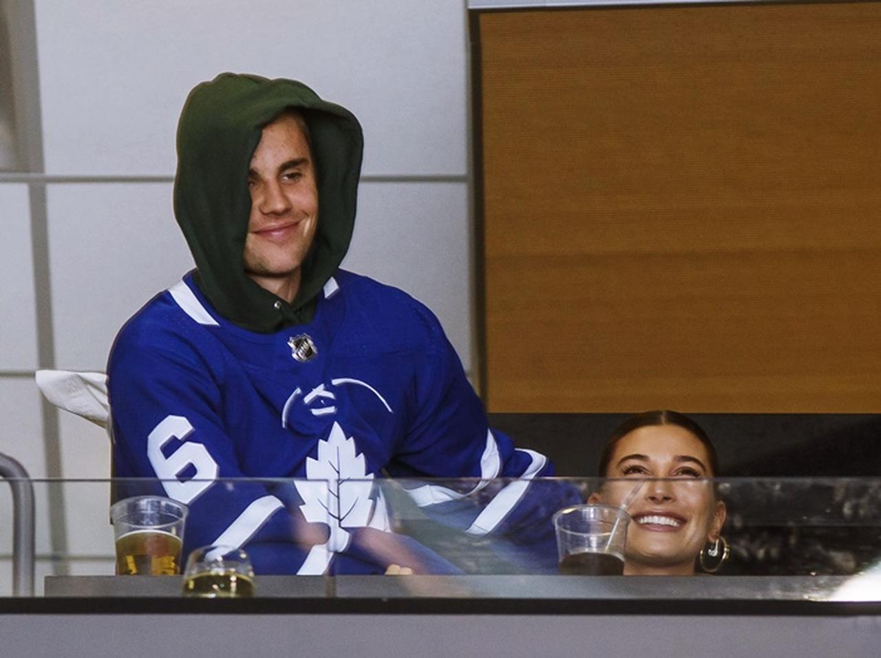 ジャスティン・ビーバー、キスカムを向けられ妻ヘイリーと「濃厚キス」