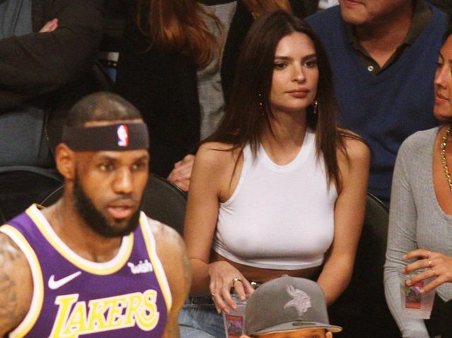 エミリー・ラタコウスキーの「アレ」にバスケ観戦中の男性客の視線が釘付けに