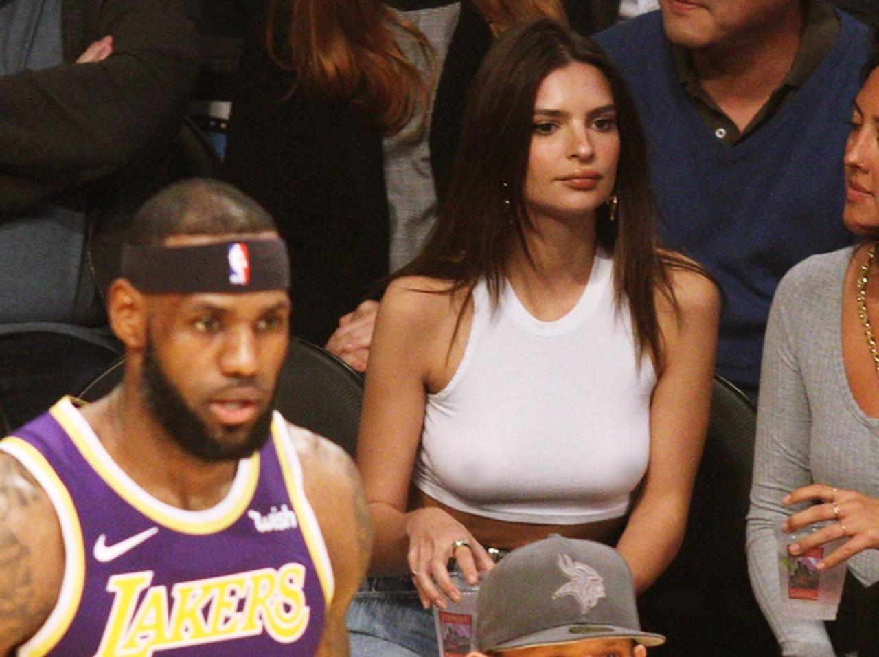 エミリー・ラタコウスキーの「アレ」にバスケ観戦中の男性客の視線が釘付けに