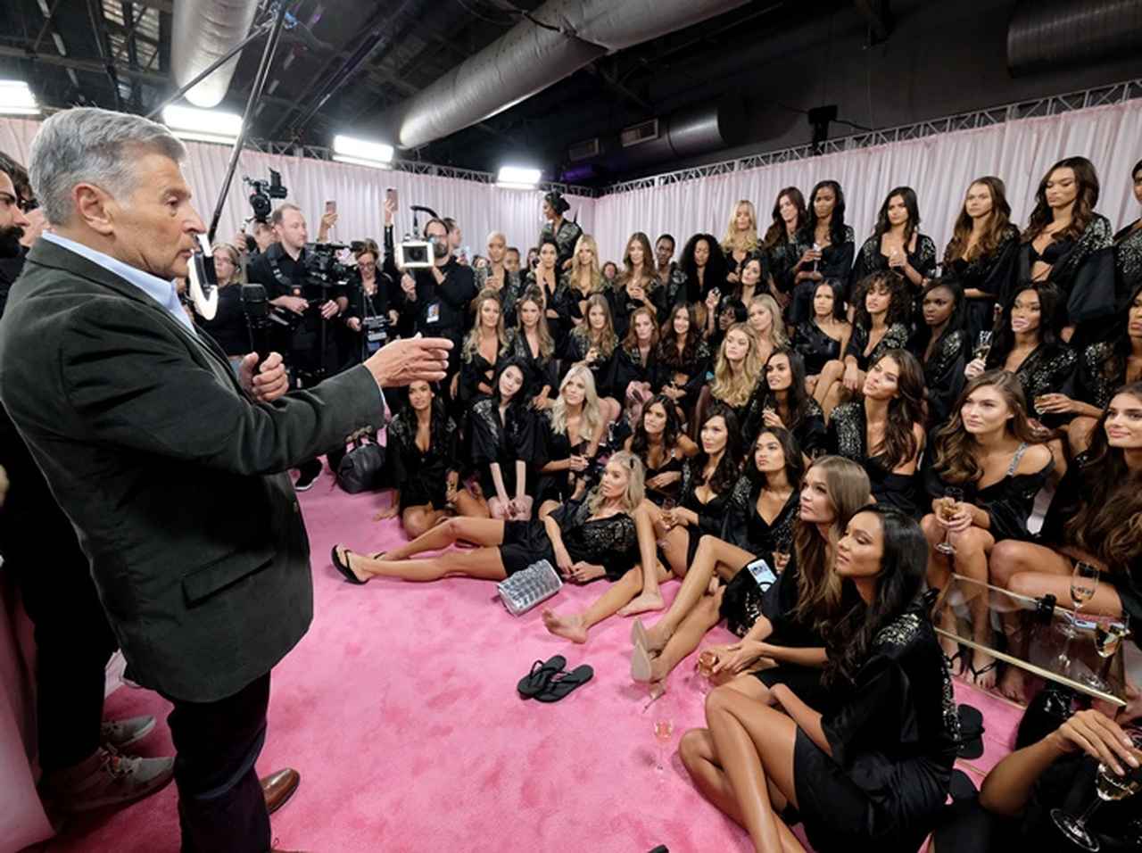 ヴィクトリアズ・シークレット、「トランスジェンダー」起用しない発言に批判殺到