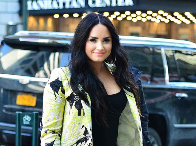 デミ・ロヴァートがリハビリ終了、人気デザイナーとの手つなぎ「和食デート」目撃