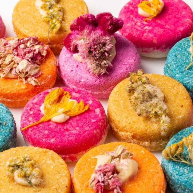 LUSH、ボタニカルが可愛いカラフルなシャンプーバーを発売