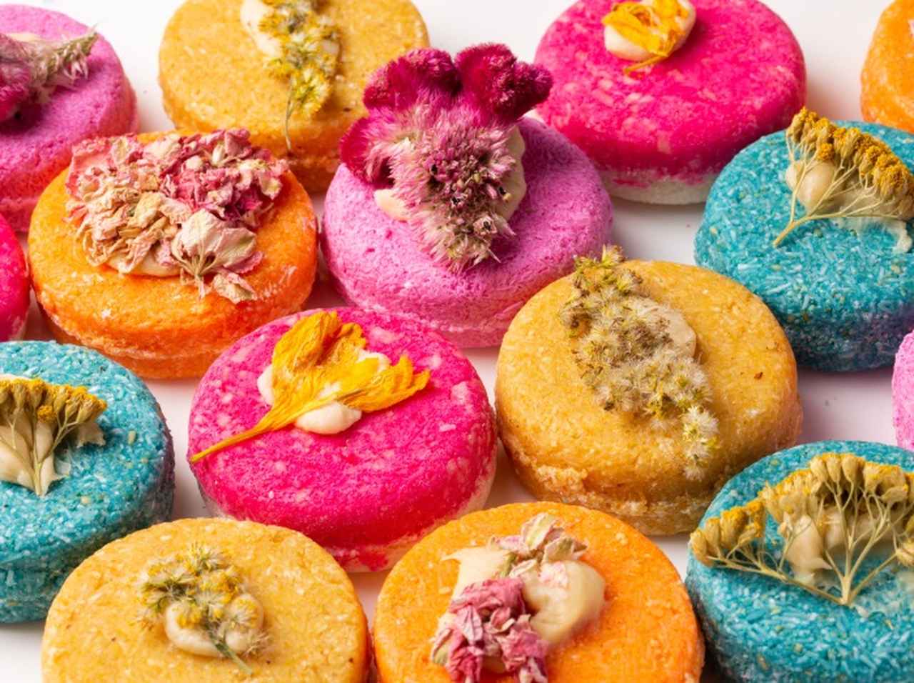 LUSH、ボタニカルが可愛いカラフルなシャンプーバーを発売