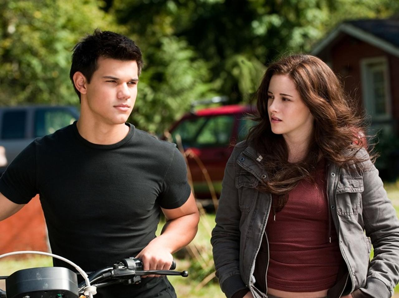 テイラー・ロートナー、『トワイライト』10周年を「自虐」祝福