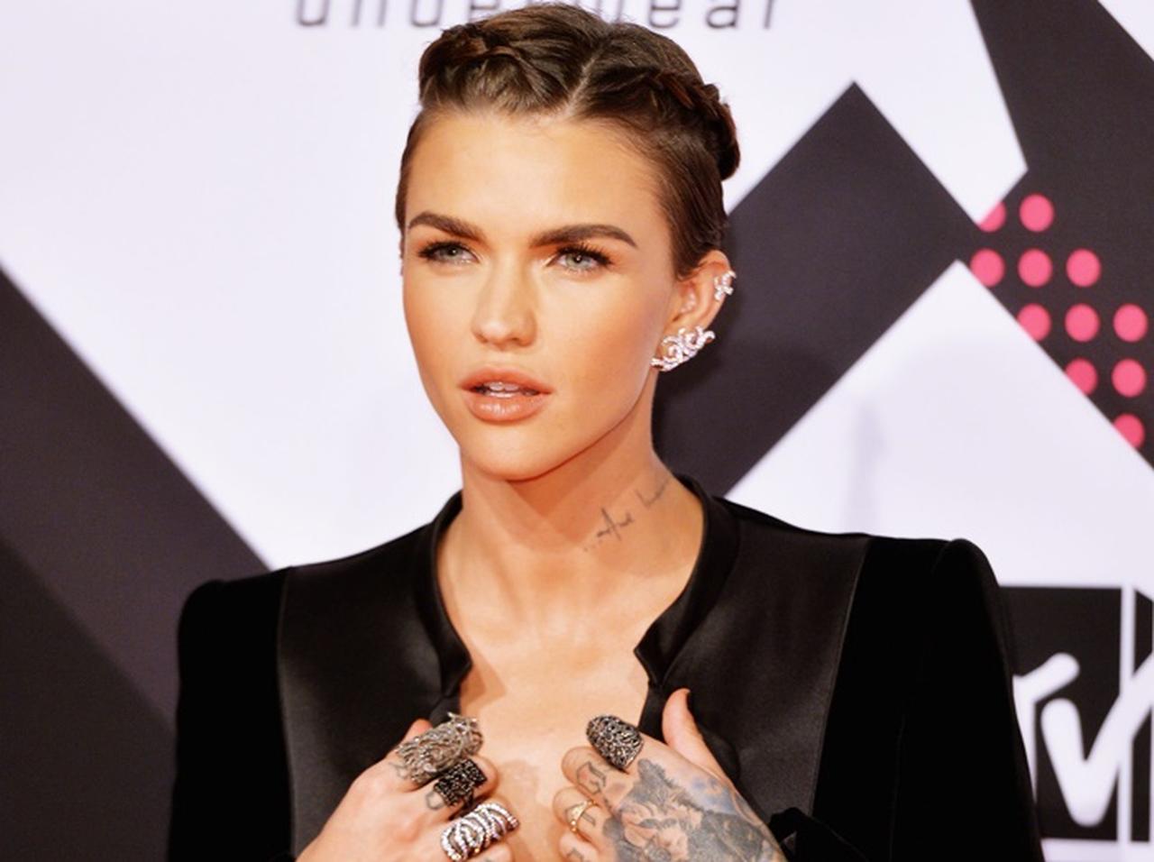 ルビー・ローズ、元カノのインスタにコメントして「ハラスメント」と非難される