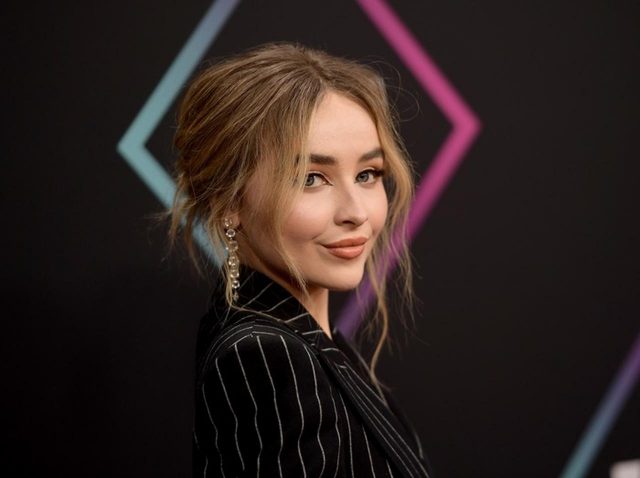 サブリナ・カーペンター、日本発のアイライナーでキリッと大人っぽく