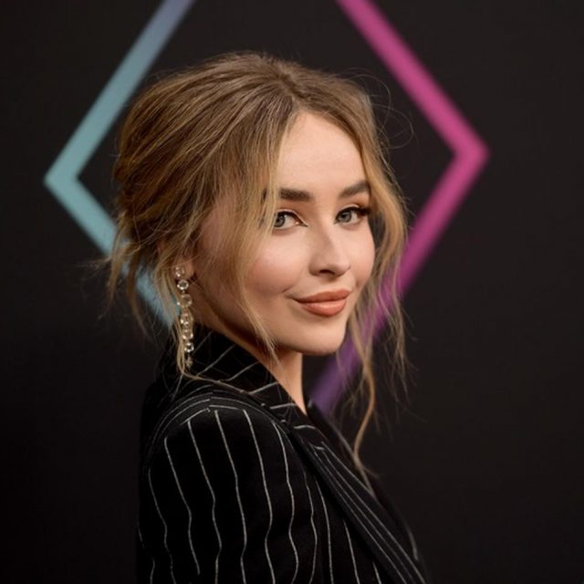 サブリナ・カーペンター、日本発のアイライナーでキリッと大人っぽく