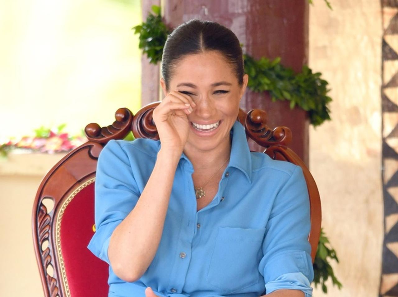 メーガン妃が公務中にまさかの「笑い泣き」、そのワケとは?