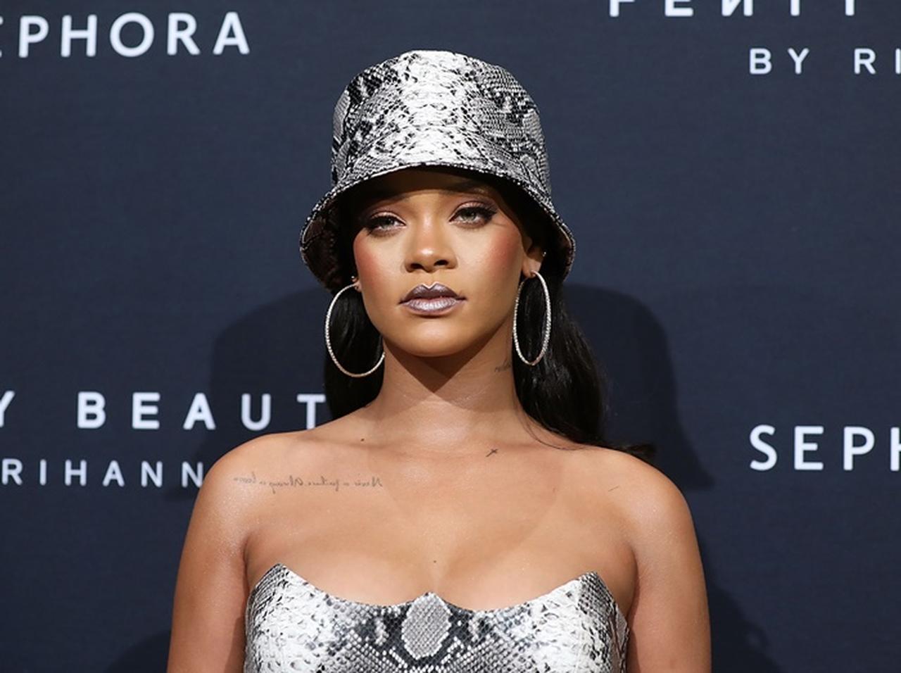 リアーナの顔面が夜道で目立ちまくり！「今年のリアーナ」らしいハロウィン仮装