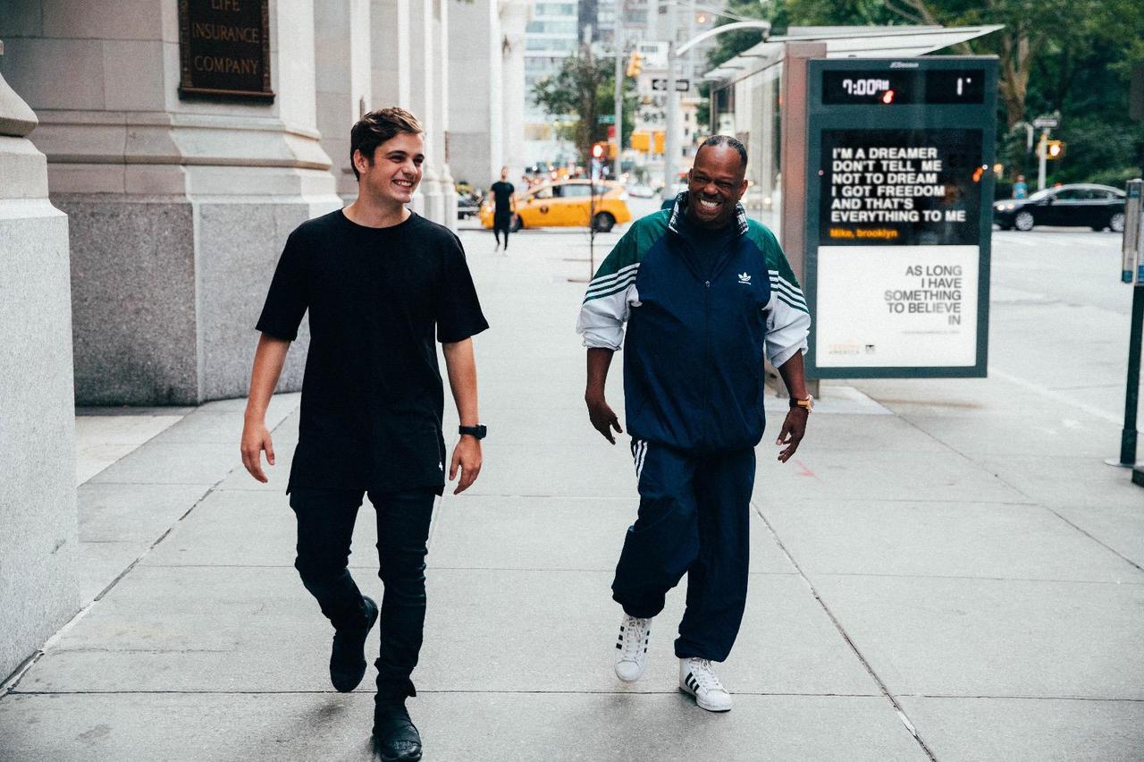 マーティン・ギャリックス、「ネットで発見した60歳」のストリートシンガーとのコラボ曲「ドリーマー」発表