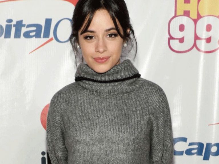 カミラ・カベロのハイネックニットの細見えテク!