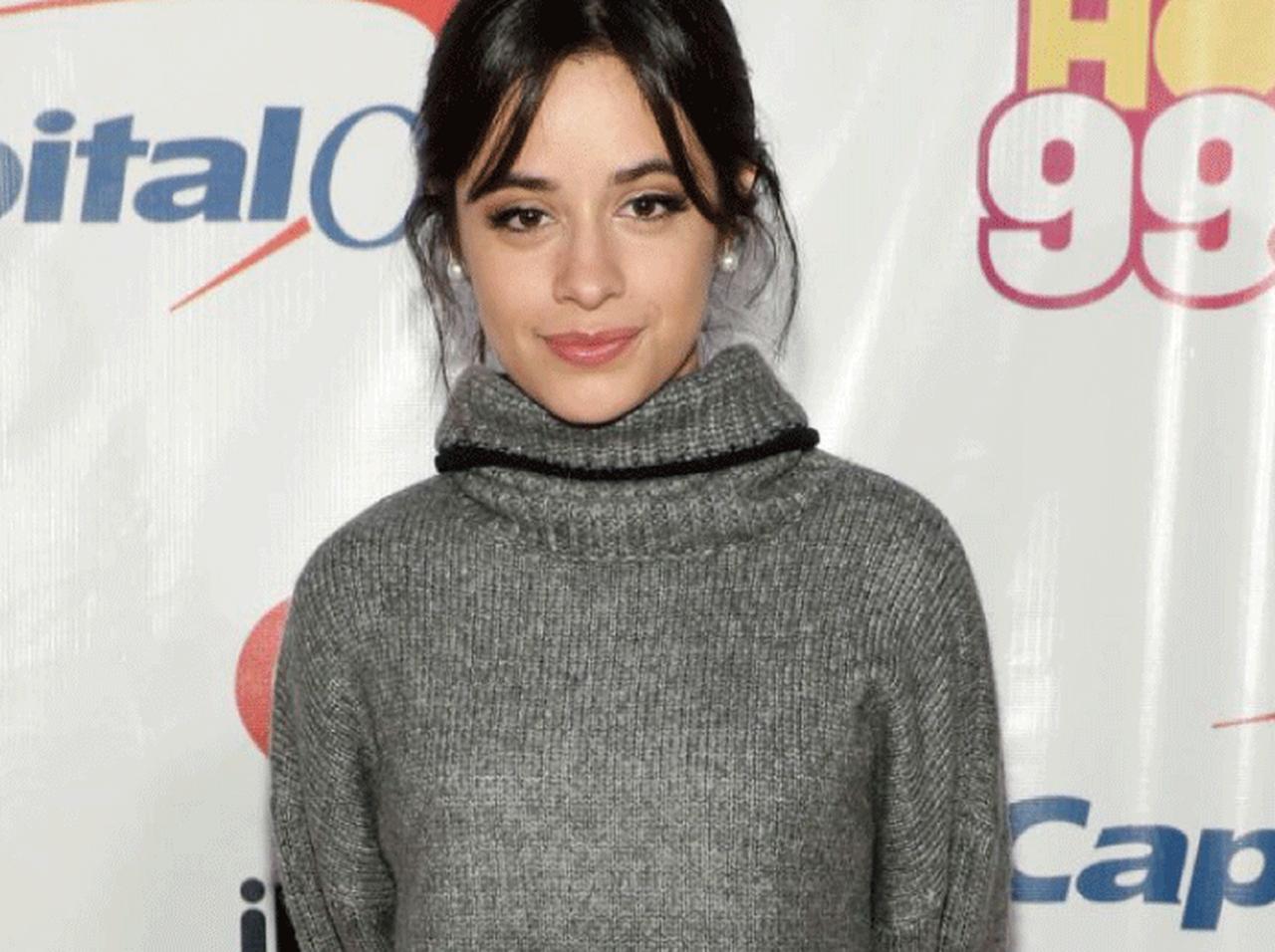 カミラ・カベロのハイネックニットの細見えテク！