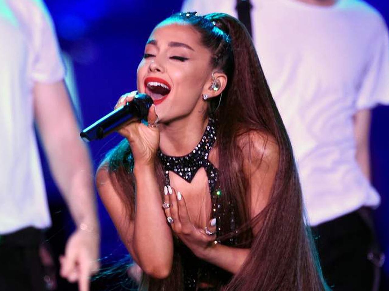 アリアナ・グランデが「元彼4人に捧げた曲」をTV初披露、テーマは“復讐劇”