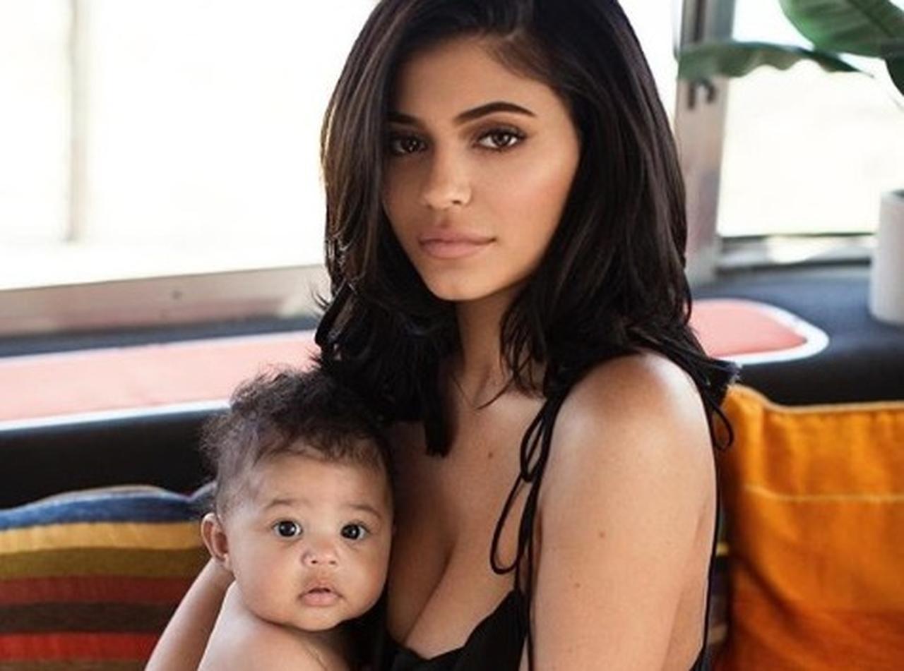 カイリー・ジェンナー、「妊娠公表」を巡って姉クロエと「攻防戦」が起きていた