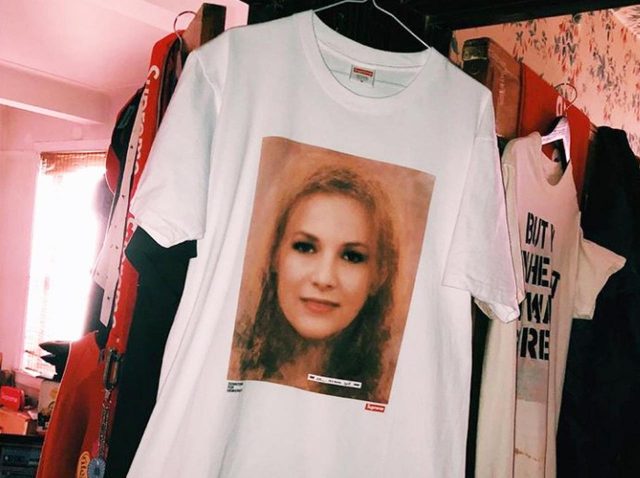 シュプリームが“反トランプTシャツ”発表、プリントされた「美女」の正体に愕然