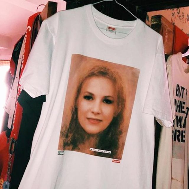 シュプリームが“反トランプTシャツ”発表、プリントされた「美女」の正体に愕然