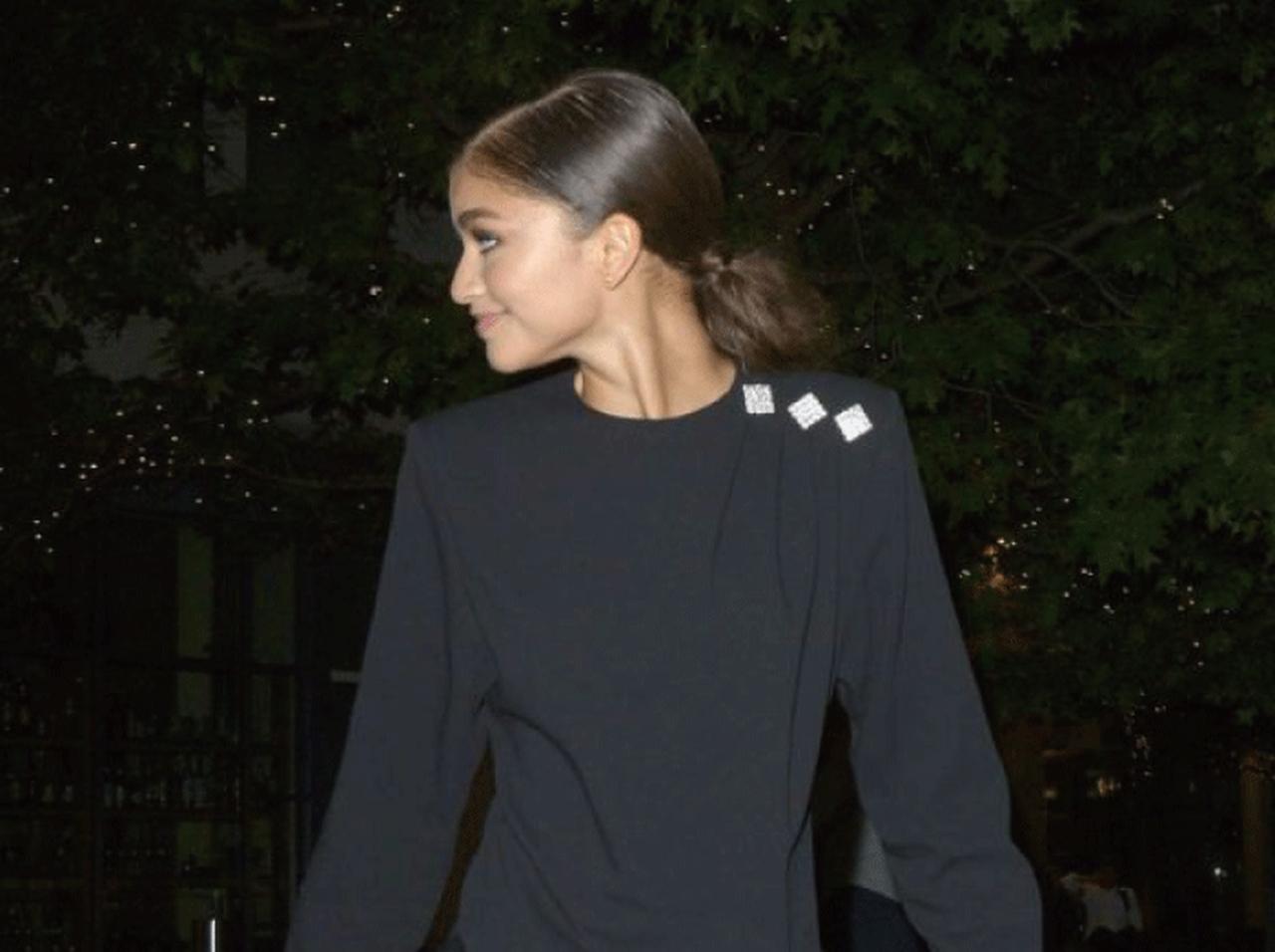 ゼンデイヤのシンプルだけど可愛いリボンワンピースに注目