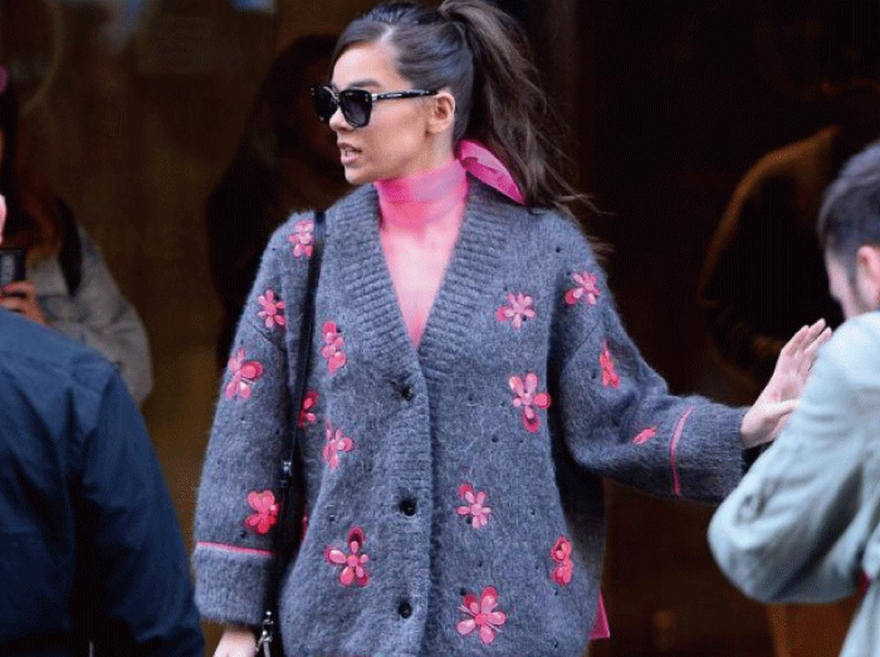 女優のヘイリー・スタインフェルド、ニット＋ワンピの旬コーデ