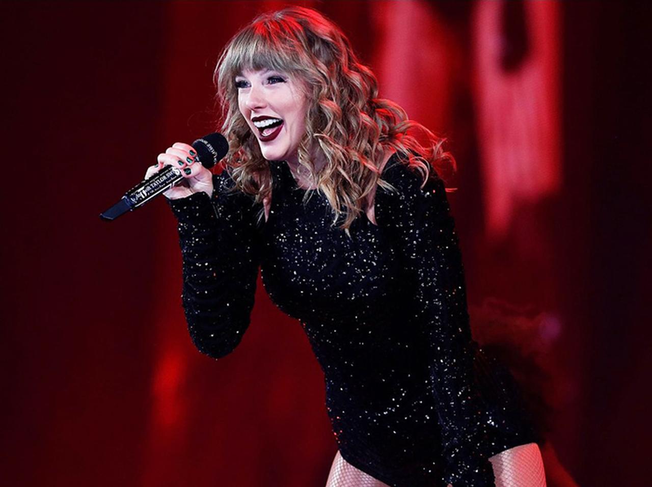 テイラー・スウィフト、ライブ中に「つけまつ毛」むしり取る姿がオーラ満載