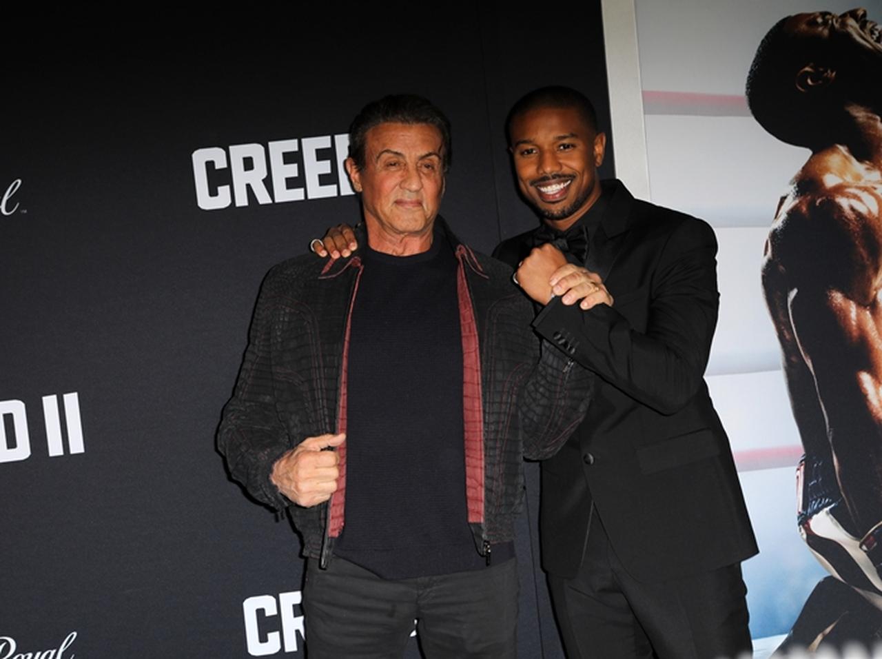 『クリード2』のプレミアで見せたイケおじたちの戯れが胸アツ