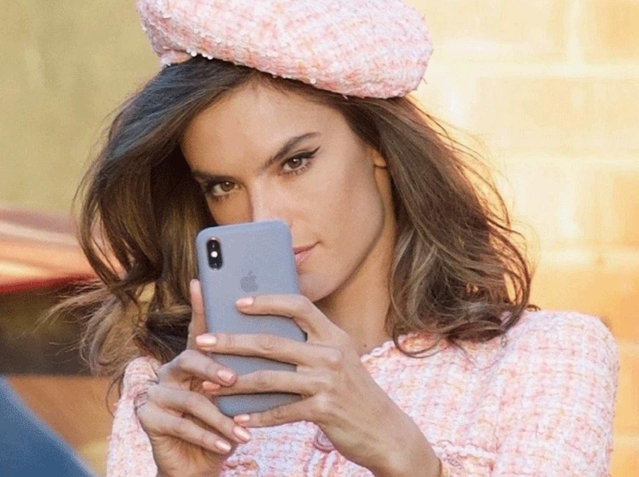 アレッサンドラ・アンブロジオの全身ピンクコーデがキュート♡