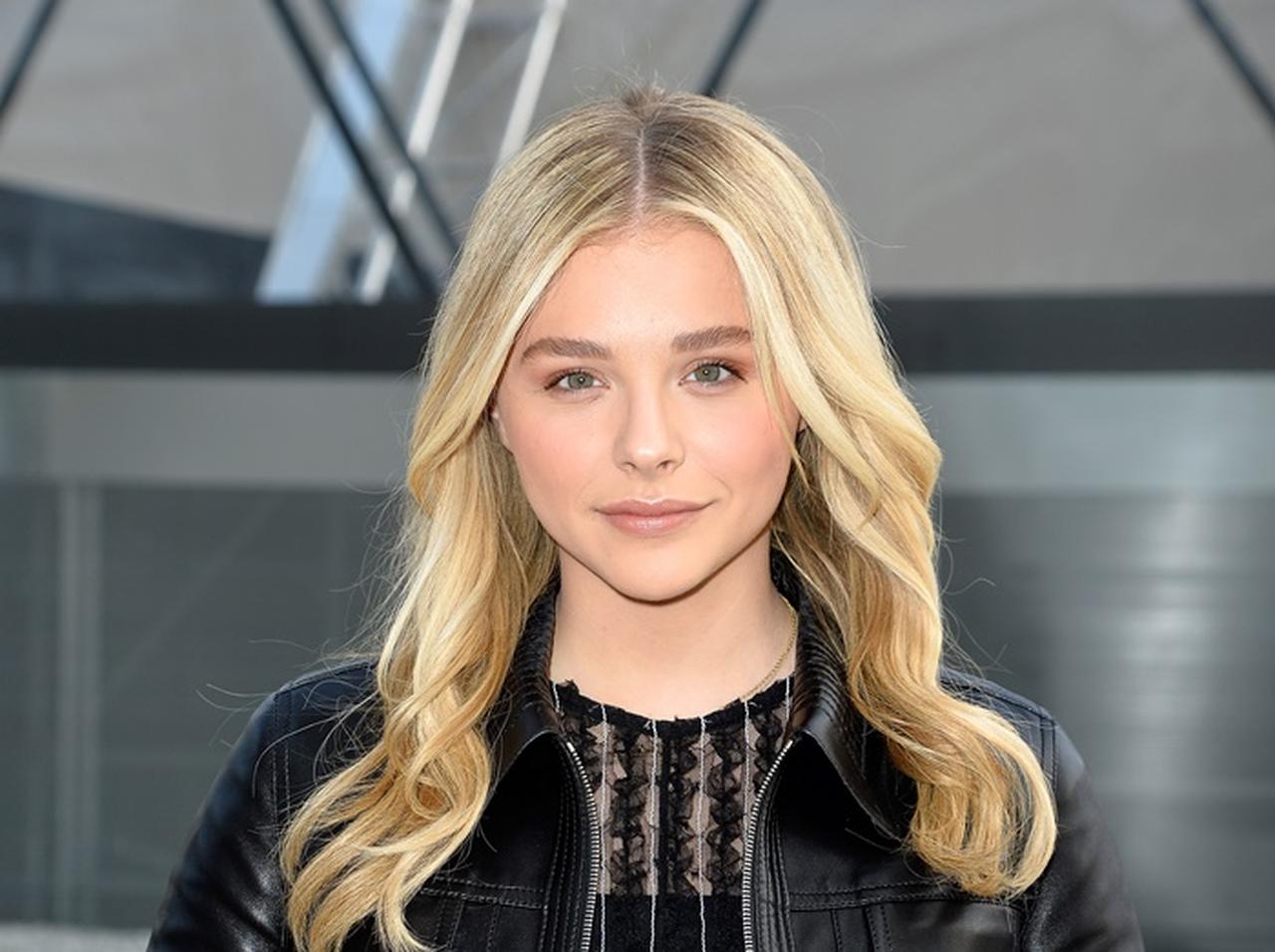 クロエ・モレッツが21歳で監督に、初監督作品は…