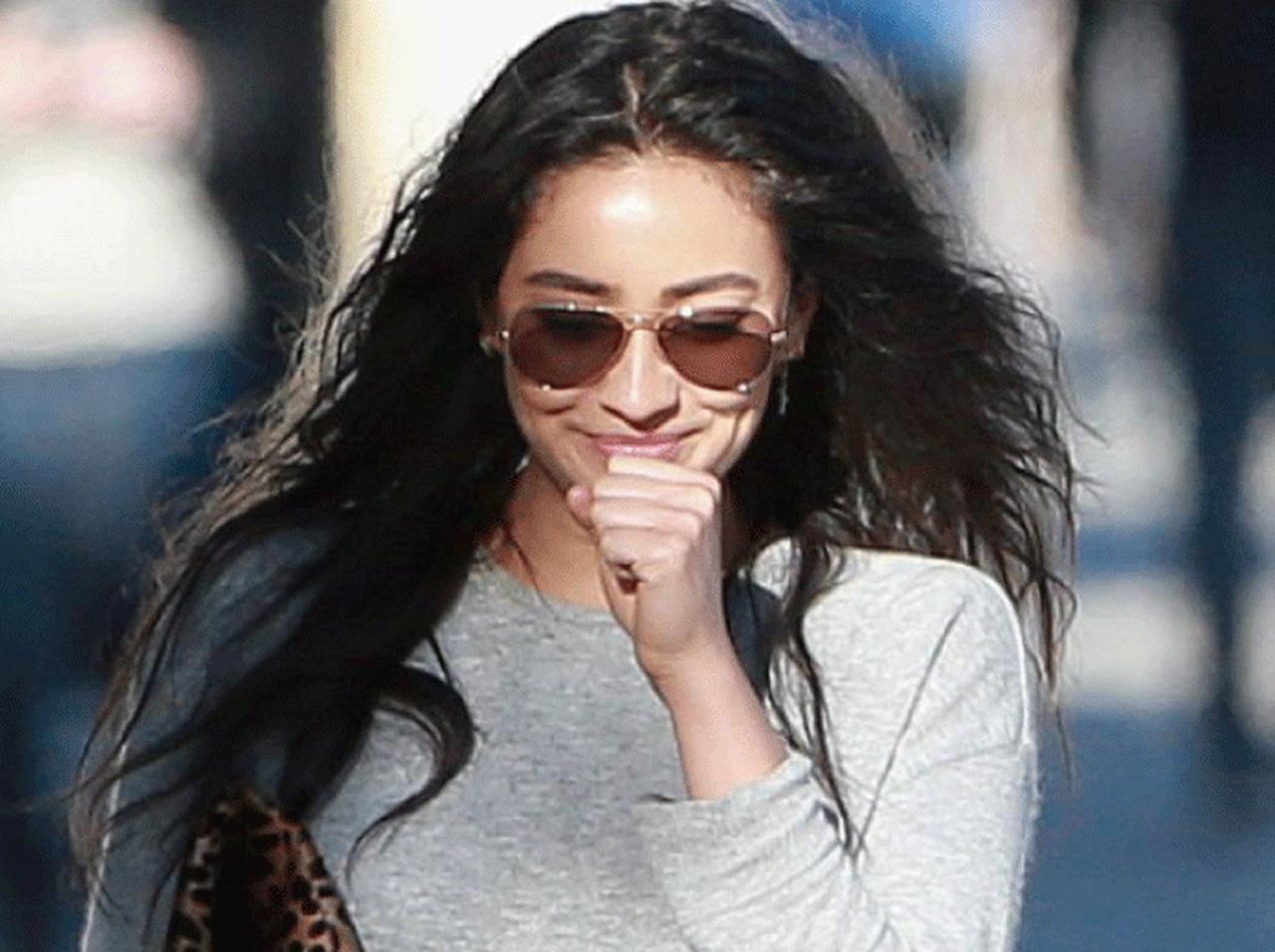 シェイ・ミッチェル、ロンT&デニムのシンプル洗練スタイルに注目!