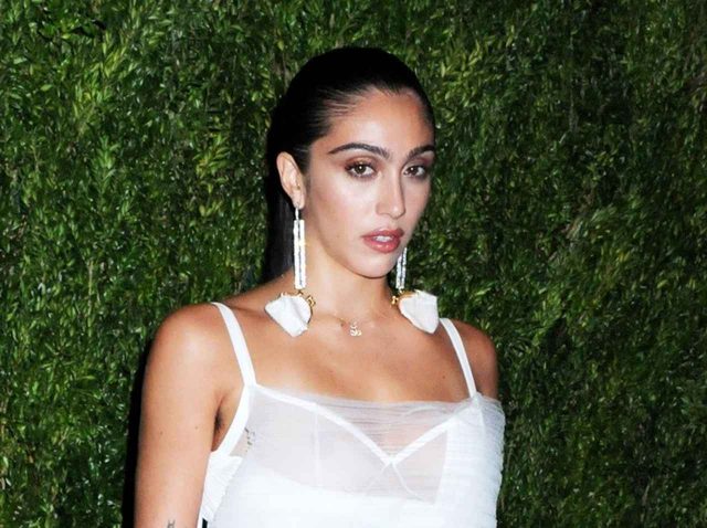 マドンナ娘、際どいドレスから見える「わき毛＆すね毛未処理」で攻めモード