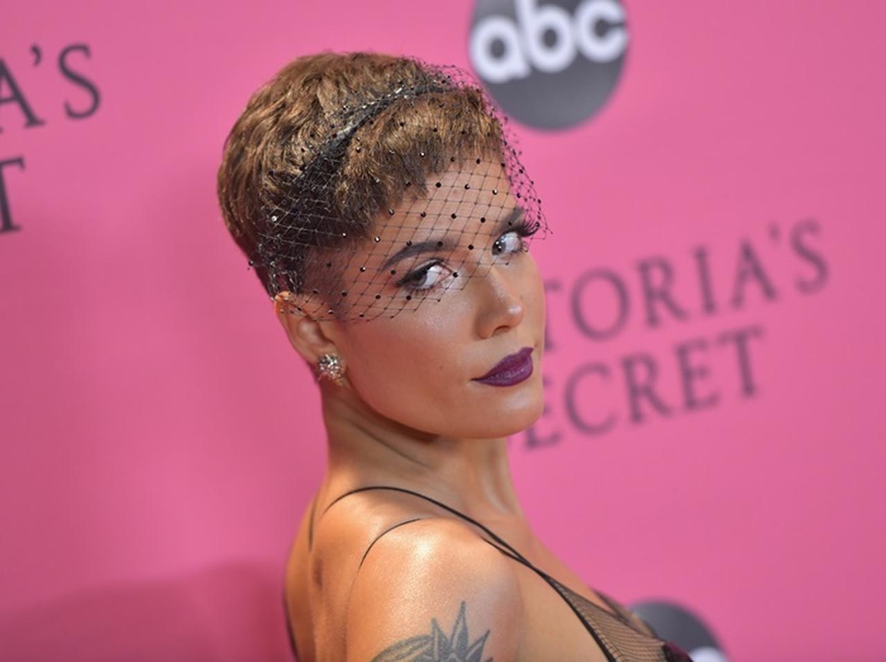 ホールジー、ヴィクシーショーである場所に「ウィング」をつける