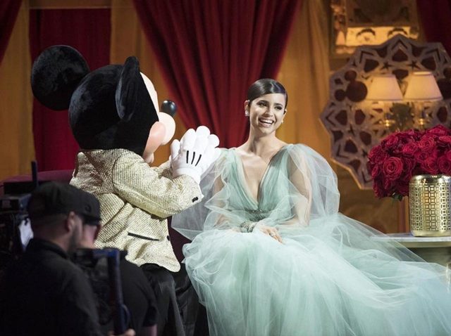 『リトル・マーメイド』の楽曲を歌うソフィア・カーソンがプリンセスのよう