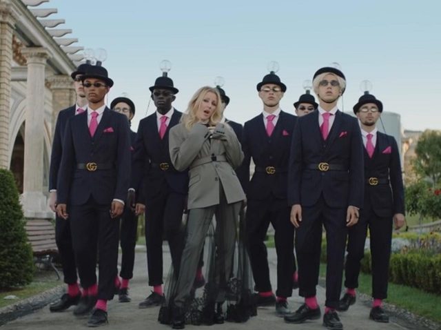 エリー・ゴールディング、豪華なコラボにゴージャスな衣装！注目のMVを公開