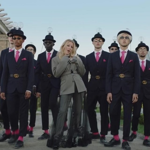 エリー・ゴールディング、豪華なコラボにゴージャスな衣装！注目のMVを公開
