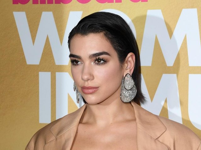 デュア・リパ、大好きな「日本の食べ物」をクリスマスツリーにつける