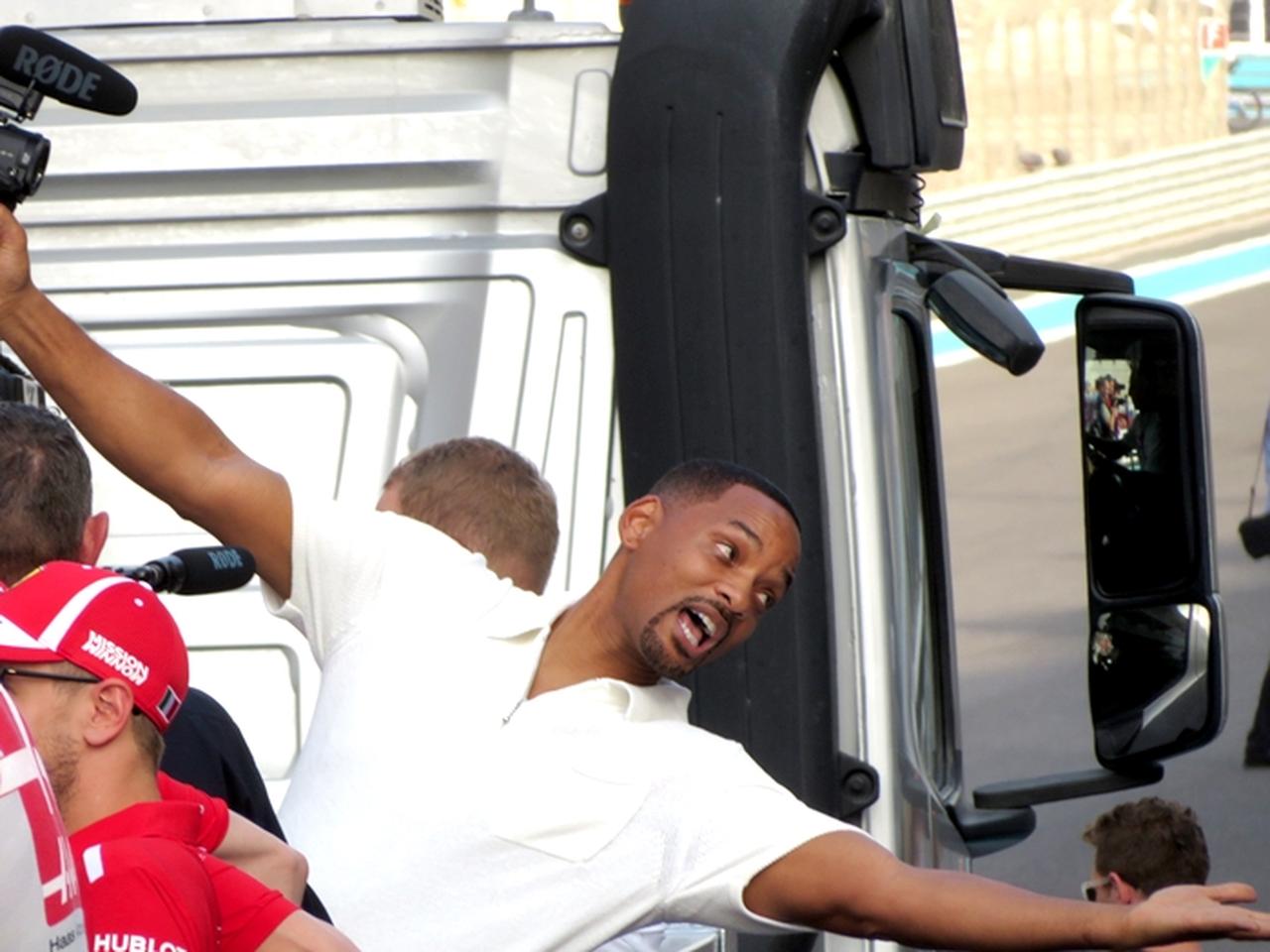 ウィル・スミスがF1最終戦でやりたい放題、大暴れ!