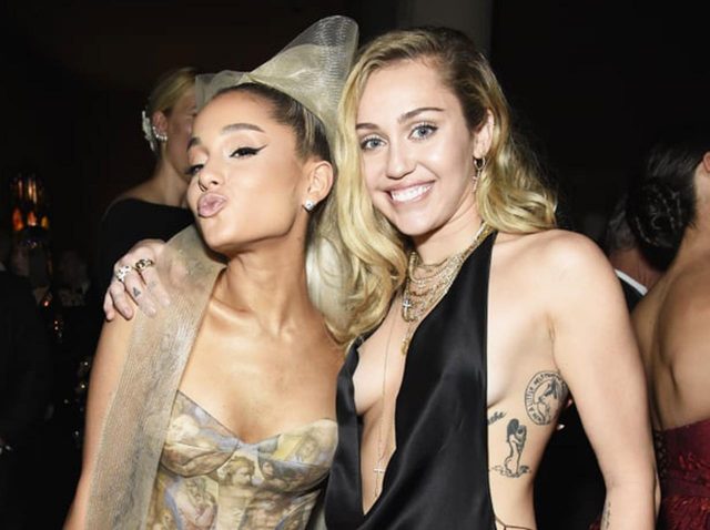 アリアナ・グランデ＆マイリー・サイラス、「カニエの大爆発」をネタにする