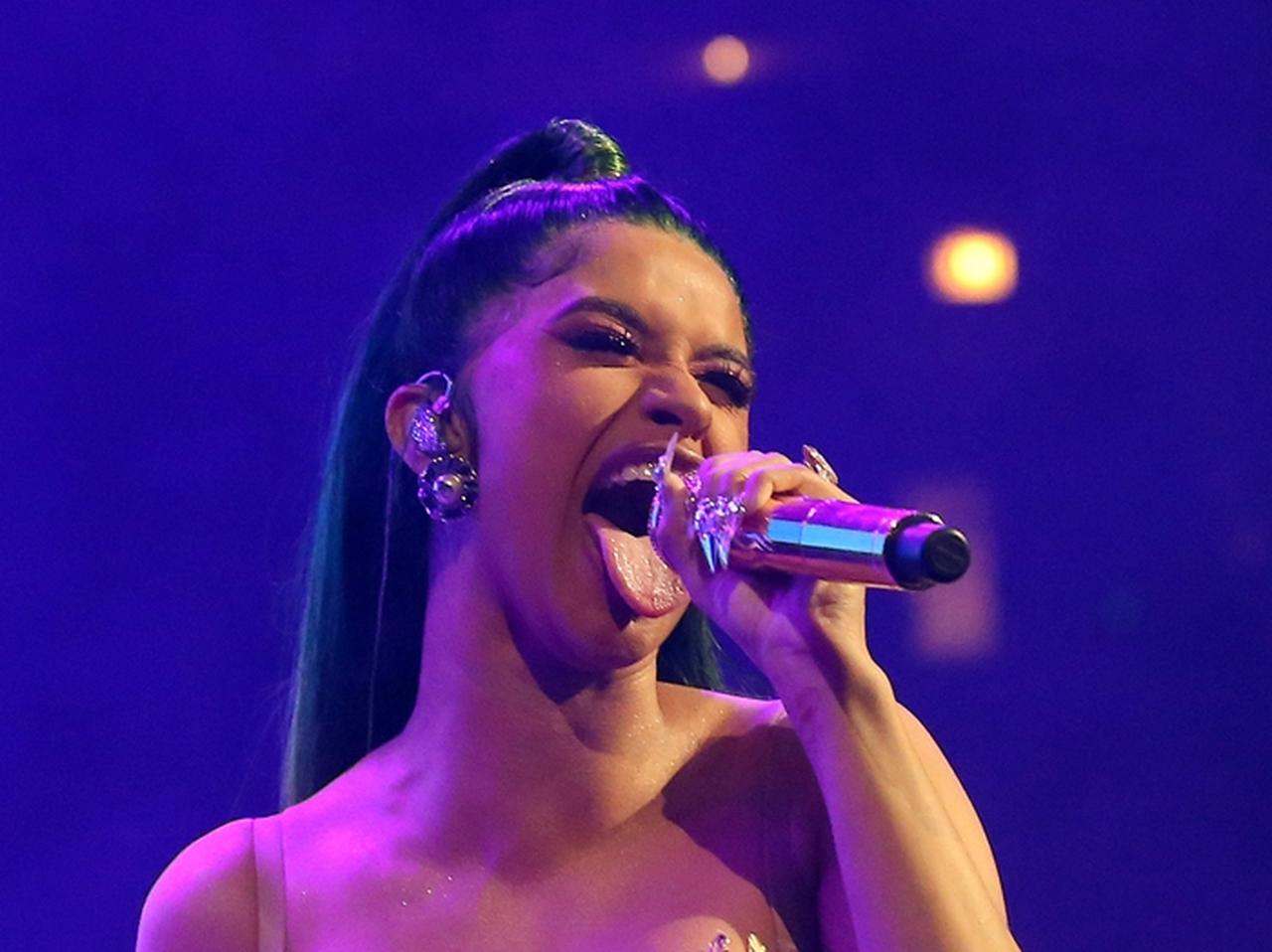 カーディ・B、「茹で蟹」の食べ方が豪快すぎて心配になる