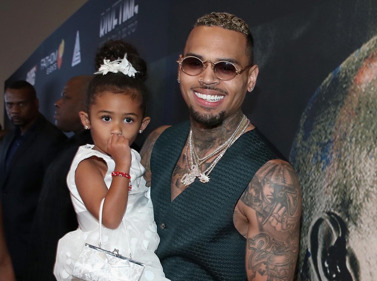 クリス・ブラウン、愛娘への「サプライズ」が原因で告発 懲役刑の可能性