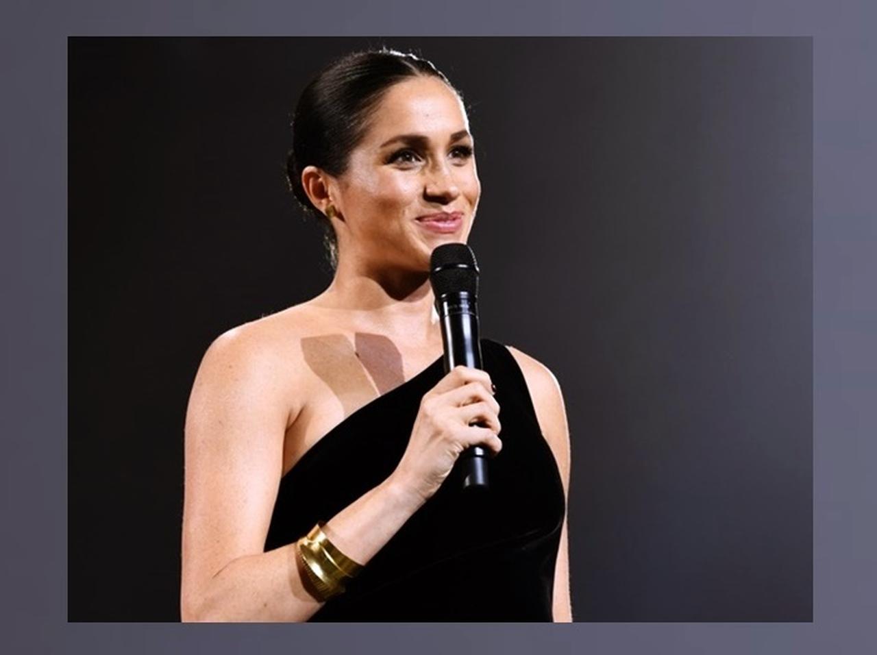 メーガン妃、「ワンショルダー」の黒ドレスで妊娠中のぽっこりお腹を露わに