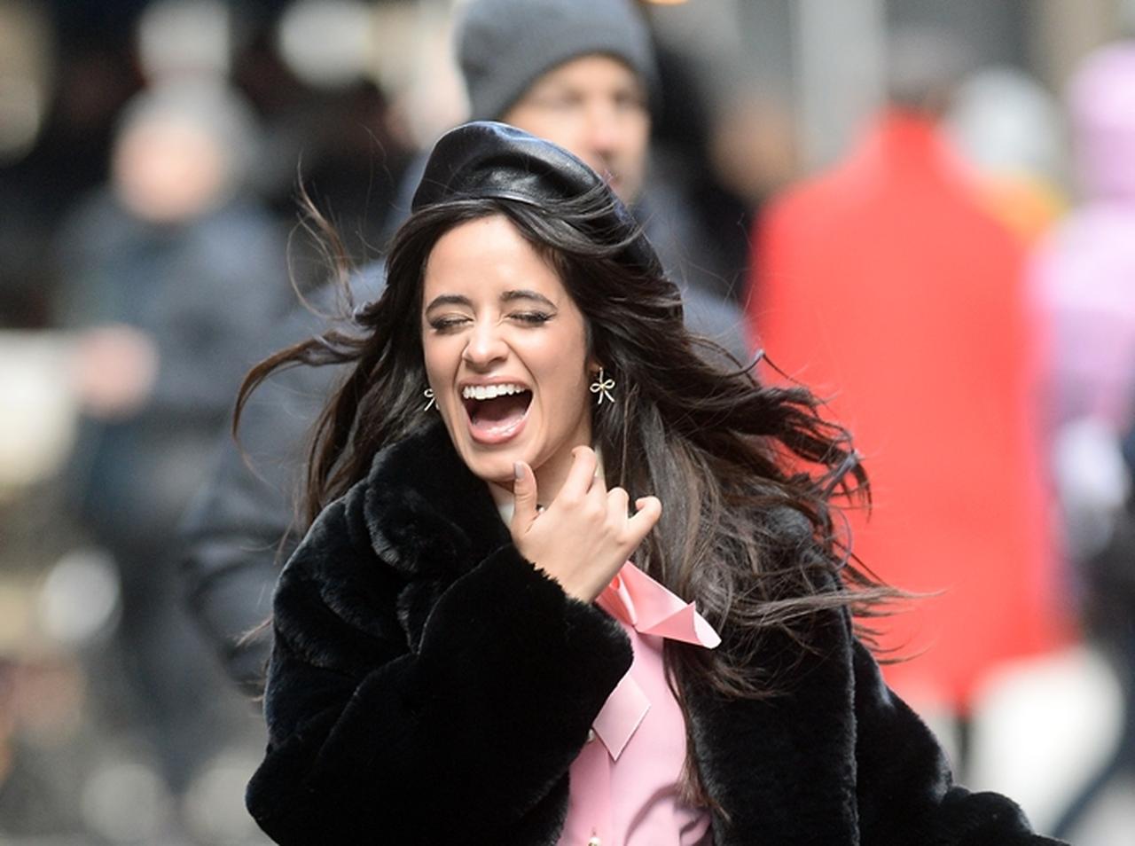 カミラ・カベロ、CM撮影の前に手繋ぎモーニングデート