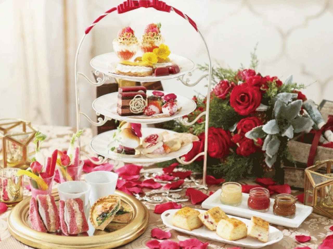 バラのモチーフがカワイイ、美女と野獣のアフタヌーンティー登場