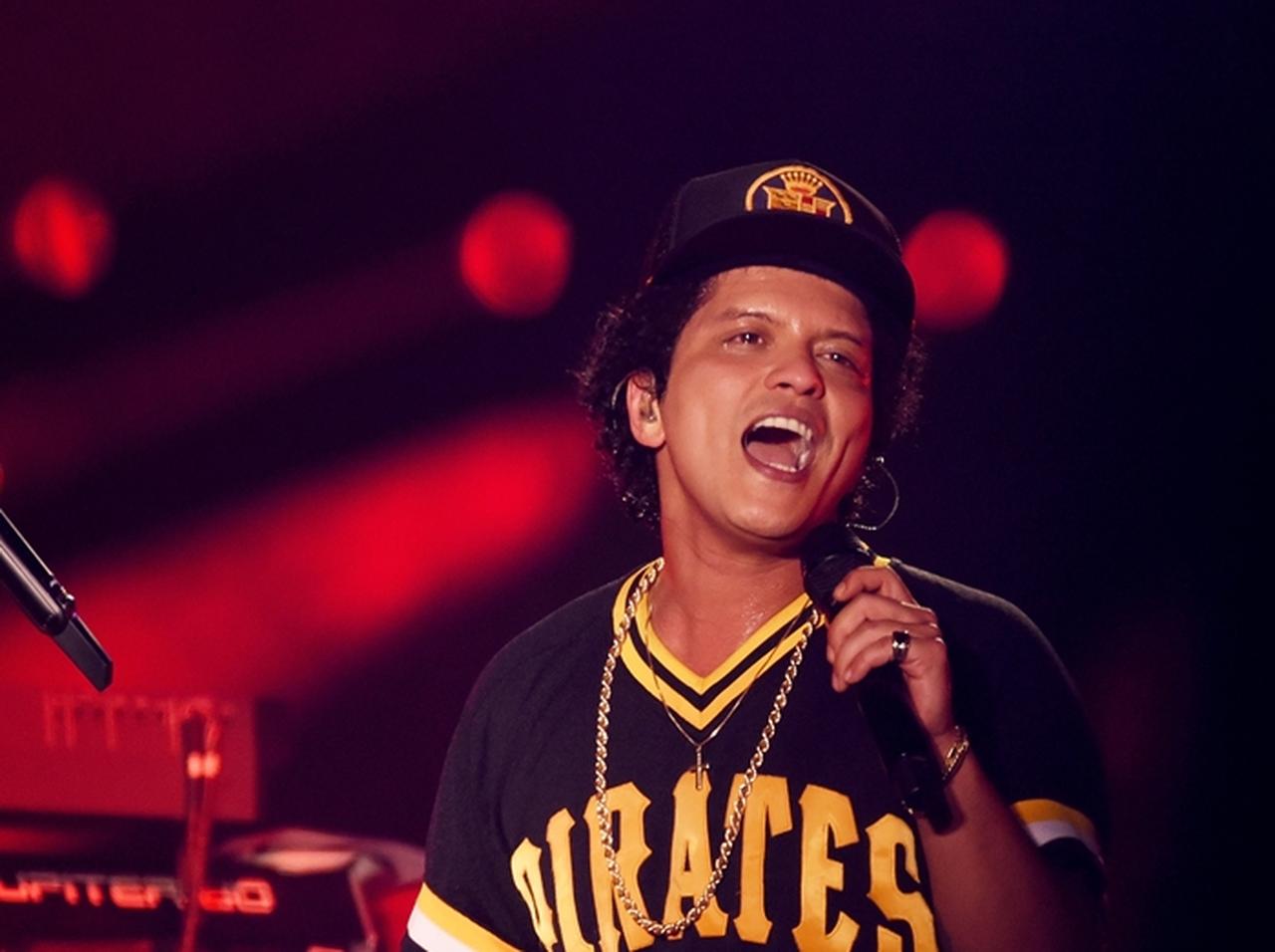 ブルーノ・マーズ、ヒゲを生やした姿は二度見するレベルで別人