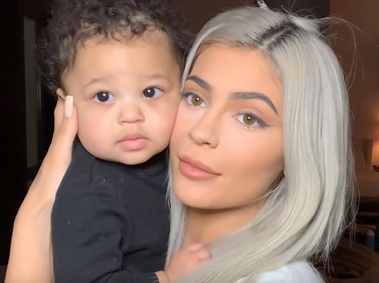 カイリー・ジェンナー、愛娘に贈る「ファーストバッグ」はまさかのあの超高級品