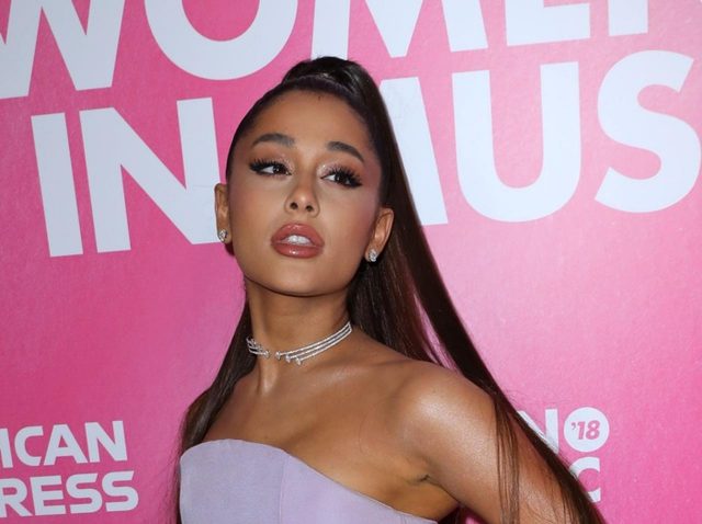 アリアナ・グランデ、「アレ」のために女の子とキスした過去を語る