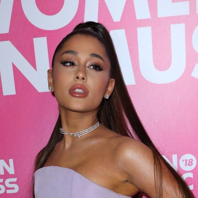 アリアナ・グランデ、「アレ」のために女の子とキスした過去を語る
