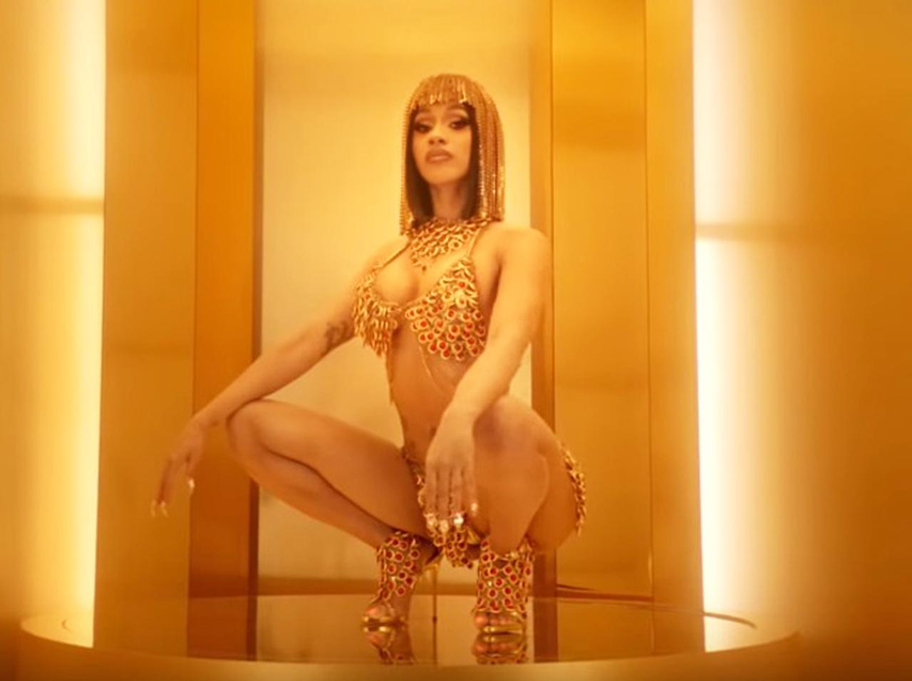 カーディ・B、新MVで「元ストリッパー」の本領発揮!授乳や全裸でピアノ弾く姿も