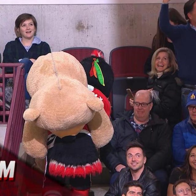 NHLの試合での「キスカム」で予想外のできごと、このオチは予想できなかった…