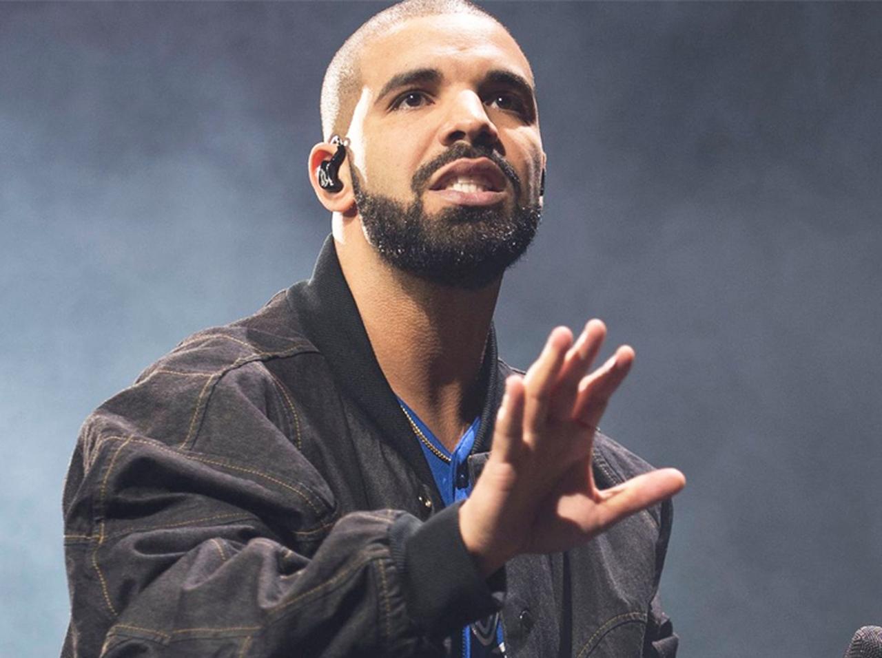 ドレイクがめずらしく裸体セルフィ―公開、胸元に「超巨大タトゥー」がお目見え