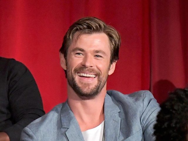 クリス・ヘムズワース、『メイ・イン・ブラック』の場面写真を初披露