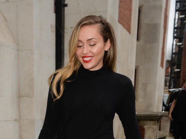 マイリー・サイラス、ブラックコーデで取り入れたブーツが2,000円